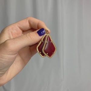 KENDRA SCOTT ALEX GOLD DROP EARRINGS IN MAROON
